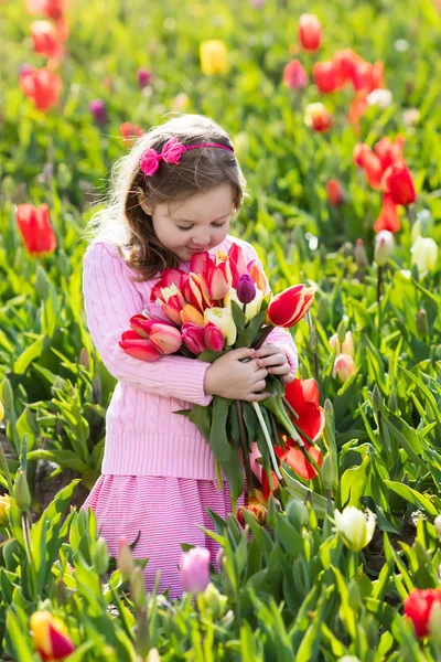 Menina no jardim tulipa flor — Fotografia de Stock