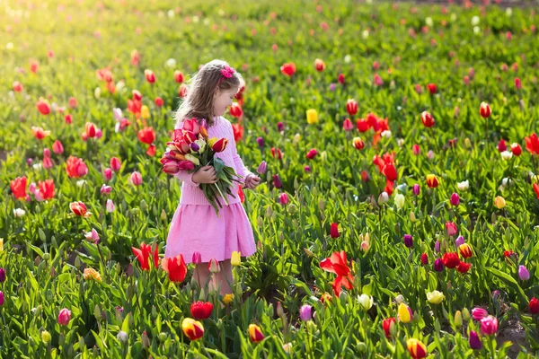 Tulipán virágoskert kislány — Stock Fotó