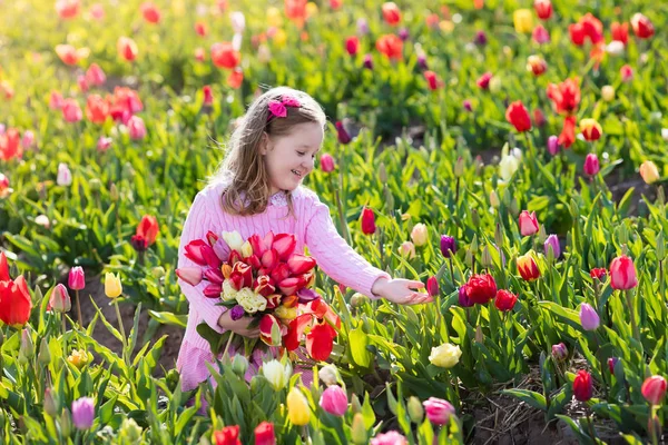 Bambina nel giardino dei fiori di tulipano — Foto Stock