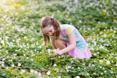 Çiçekli bahar parkta çocuk
