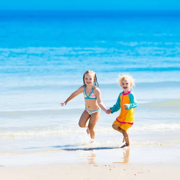 Kids run and play on tropical beach — Stock Photo, Image