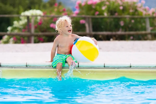 Niño en la piscina en vacaciones de verano — Foto de Stock