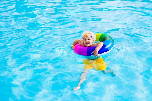 Criança com anel de brinquedo na piscina — Fotografia de Stock