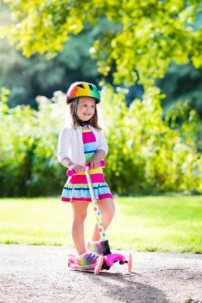 Niños montando scooter en el parque de verano . —  Fotos de Stock