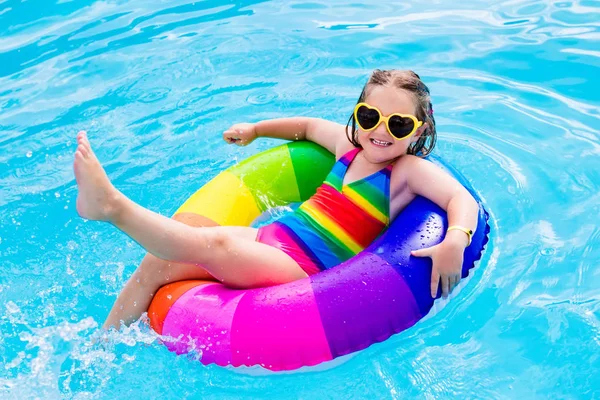Kind met speelgoed ring in zwembad — Stockfoto