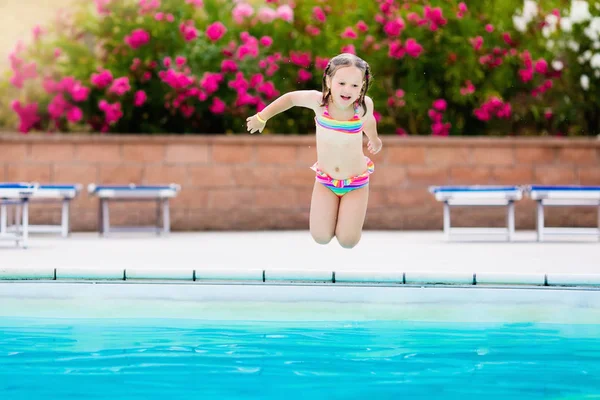 Criança na piscina nas férias de verão — Fotografia de Stock