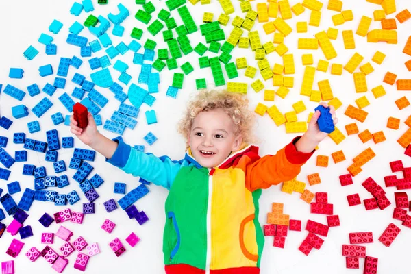 Niño jugando con arco iris bloques de plástico juguete —  Fotos de Stock