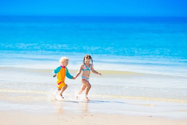 孩子们奔跑和玩耍在热带的海滩上 — 图库照片