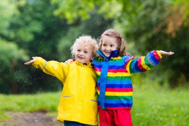 Yağmur ve su birikintisi çocuklar oyunda sonbahar