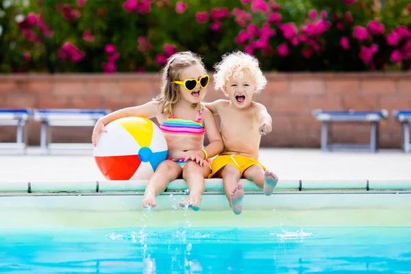 Kinder spielen im Freibad — Stockfoto