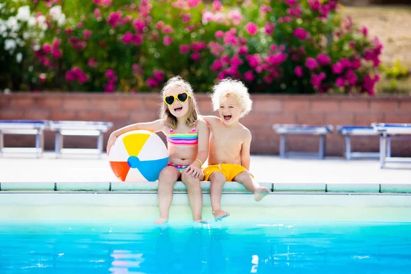 Kids playing at outdoor swimming pool — Stock Photo, Image