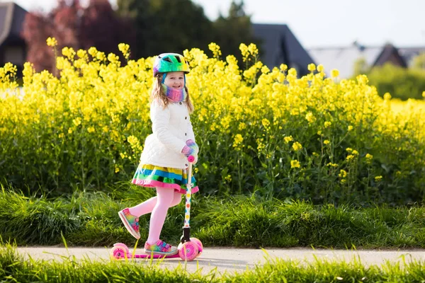 Kind rijden schooter op weg naar school — Stockfoto