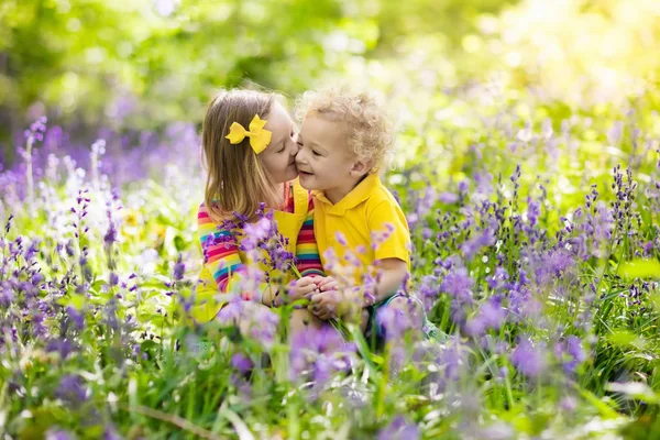 蓝铃花盛开的花园里玩耍的孩子 — 图库照片