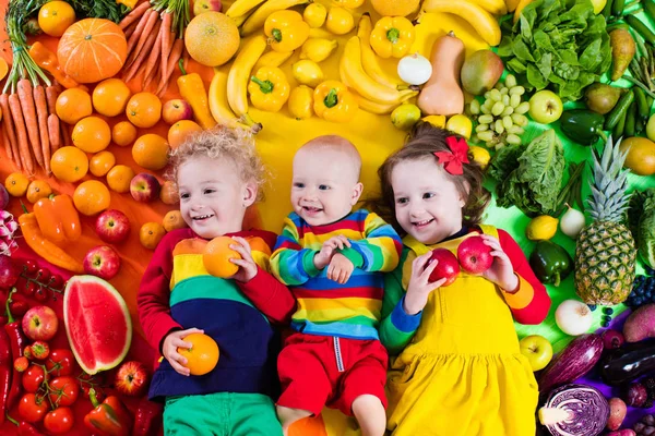 Nutrição saudável de frutas e vegetais para crianças — Fotografia de Stock