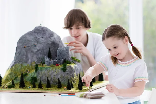 Děti pracují na modelu stavební projekt pro školy — Stock fotografie