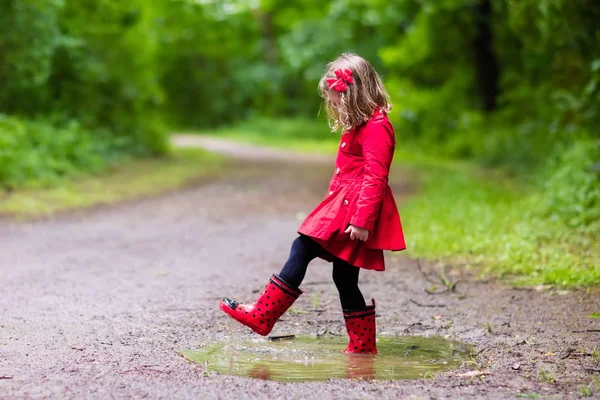 Kleines Mädchen läuft im Regen — Stockfoto