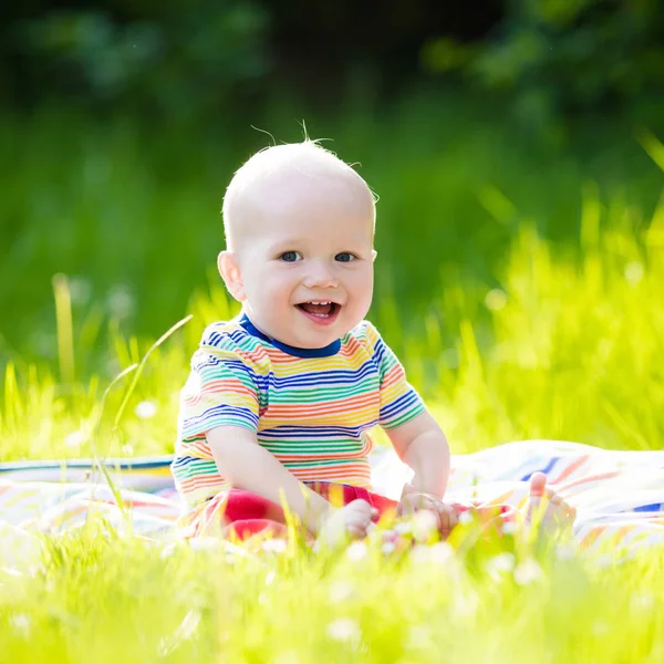 Pojke med apple på familjens trädgård picknick — Stockfoto