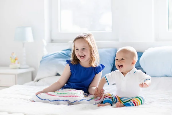 Crianças brincando na cama dos pais — Fotografia de Stock