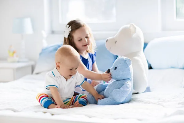 Kids playing on parents bed — Stock Photo, Image