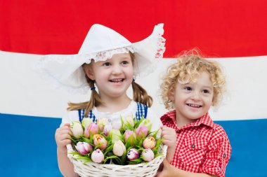 Lale çiçek ve Hollanda bayrağı ile Hollandalı çocuklar