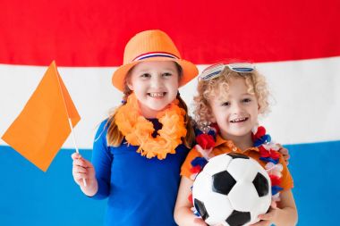 Hollanda futbol takımı destekleyen çocuklar