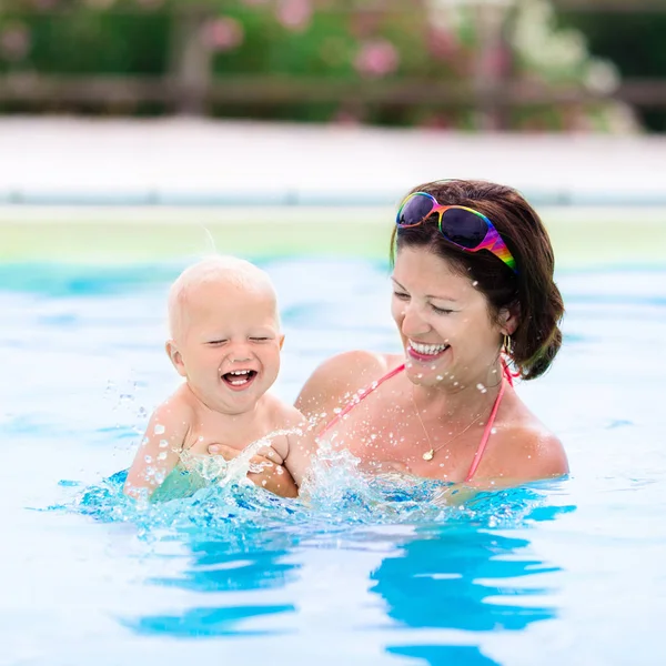 Madre e bambino in piscina — Foto Stock