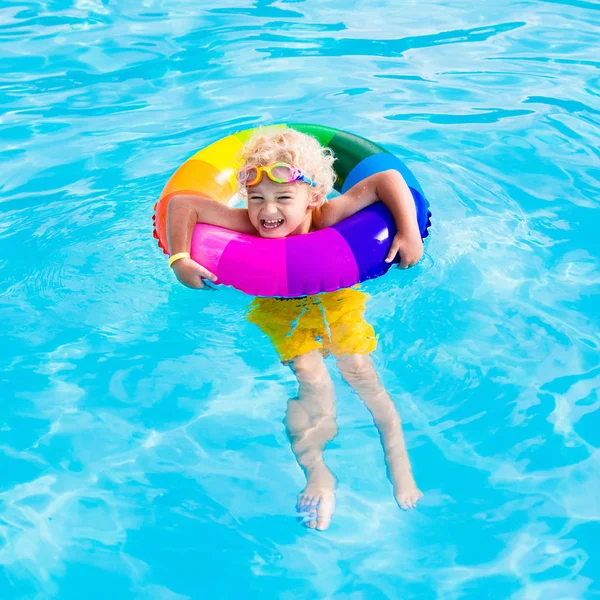 Barn med leksak ring i poolen — Stockfoto