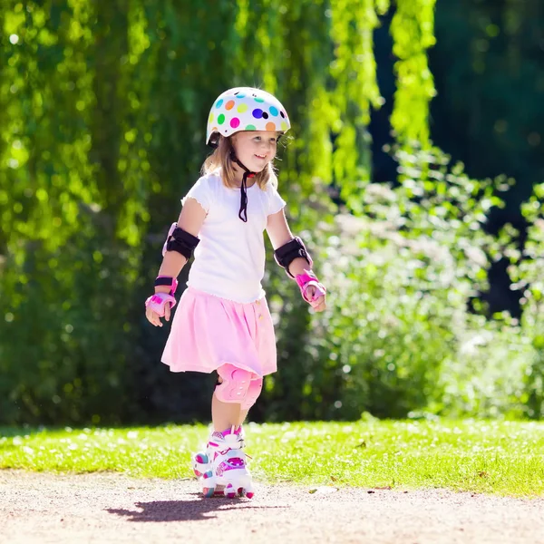 Petite fille avec des chaussures de patin à roulettes dans un parc — Photo