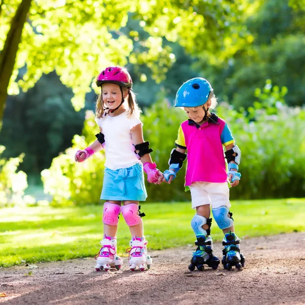 Kids roller skating in summer park — Stock Photo, Image