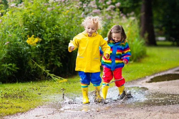 秋の雨や水たまりで子供たちが遊ぶ — ストック写真
