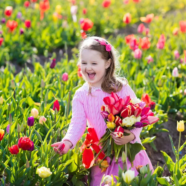 Μικρό κορίτσι στον κήπο λουλουδιών τουλίπα — Φωτογραφία Αρχείου