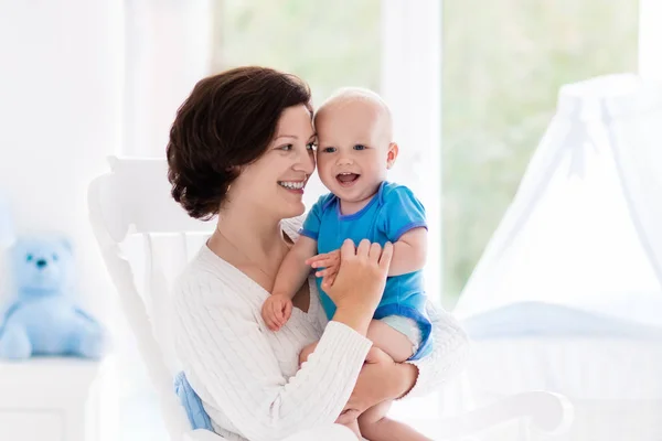 Moeder en baby in slaapkamer — Stockfoto