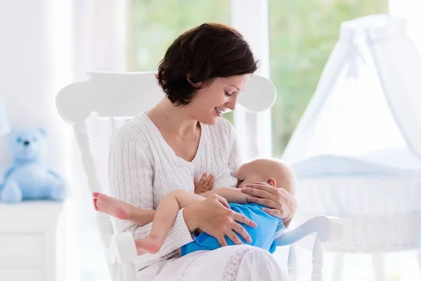 Moeder en baby in slaapkamer — Stockfoto