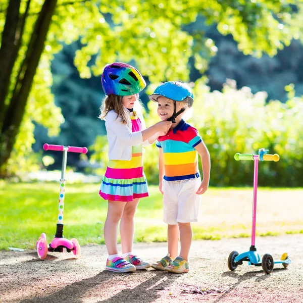 Дети на скутере в летнем парке . — стоковое фото