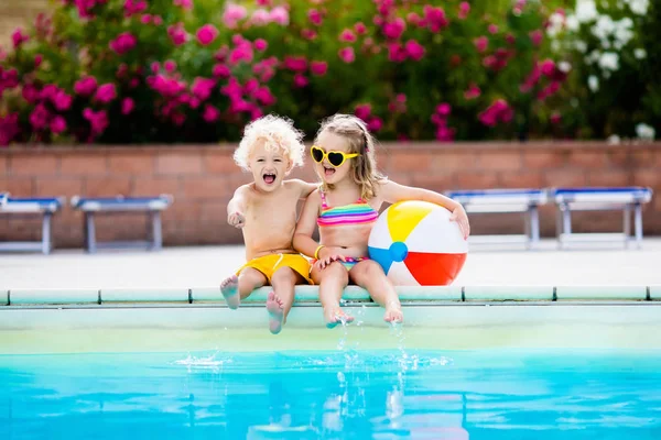 Kinder spielen im Freibad — Stockfoto