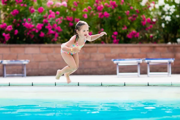 Niño en la piscina en vacaciones de verano —  Fotos de Stock