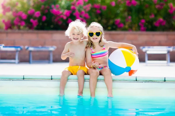 Kinder spielen im Freibad — Stockfoto