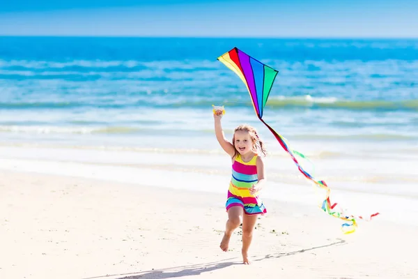 Barn pappersdrake på tropical beach — Stockfoto
