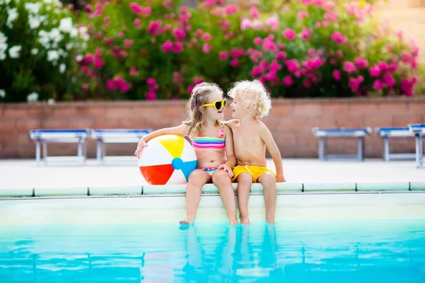Τα παιδιά που παίζουν στην εξωτερική πισίνα — Φωτογραφία Αρχείου