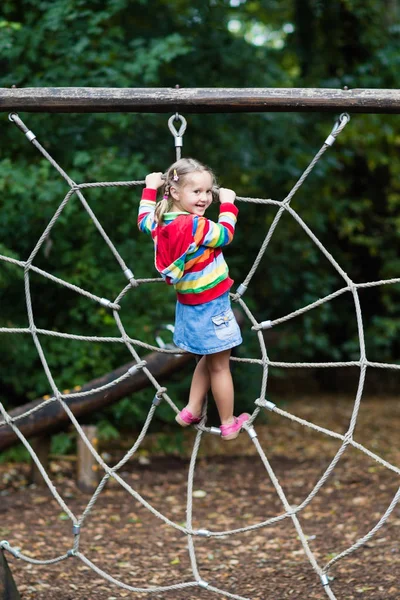 Kind plezier op werf schoolplein — Stockfoto