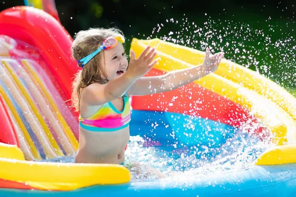 Dítě v zahradní bazén se skluzavkou — Stock fotografie