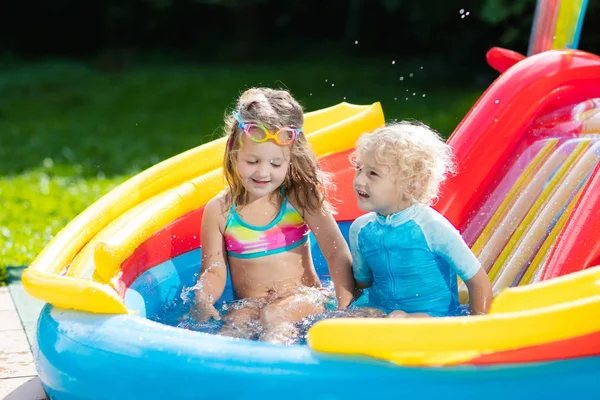 Bahçe Yüzme havuzu slayt ile çocuklarda — Stok fotoğraf
