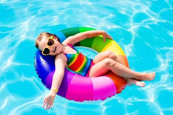 Barn med leksak ring i poolen — Stockfoto