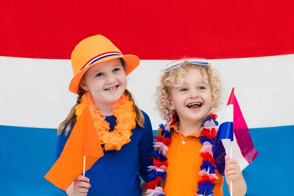 Crianças holandesas. Crianças com bandeira da Holanda. Holanda fãs — Fotografia de Stock