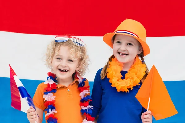 Crianças holandesas. Crianças com bandeira da Holanda. Holanda fãs — Fotografia de Stock