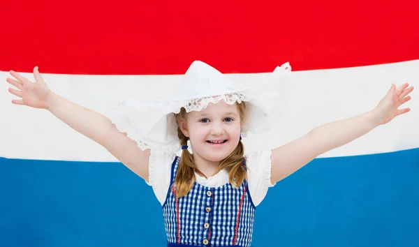 Niño holandés con bandera de Países Bajos — Foto de Stock