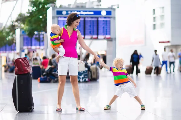 Famille à l'aéroport avant le vol — Photo