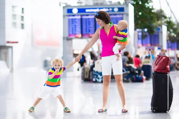 Famille à l'aéroport avant le vol — Photo