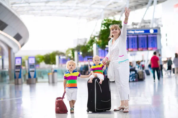 Familia en el aeropuerto antes del vuelo — Foto de Stock