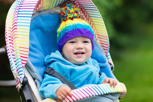 Junge im Kinderwagen im Herbstpark — Stockfoto